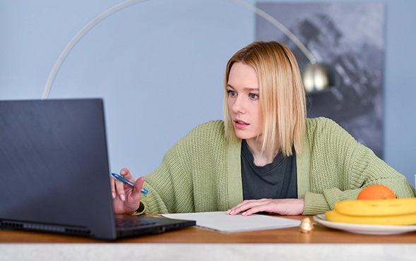 Frau vor Laptop am Arbeiten im Homeoffice